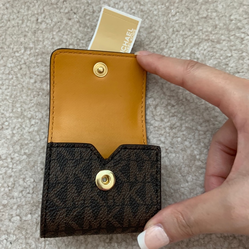 Michael Kors AirPod case - Picture 8 of 10